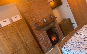 Quaint 1 Bedroom Cottage In Pudsey, Leeds