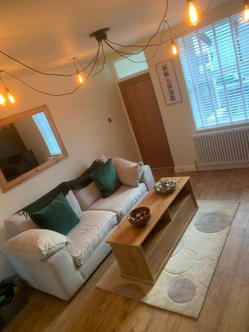 Quaint 1 Bedroom Cottage In Pudsey, Leeds Exterior photo