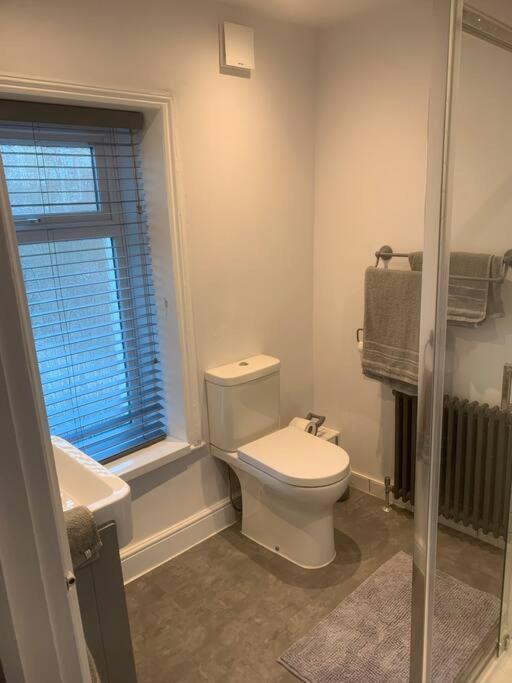 Quaint 1 Bedroom Cottage In Pudsey, Leeds Exterior photo